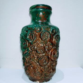 Jarrón de cerámica con relieve estilo vintage europeo