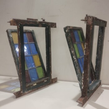 Dos pequeñas ventanas vitreaux de una hoja balancín